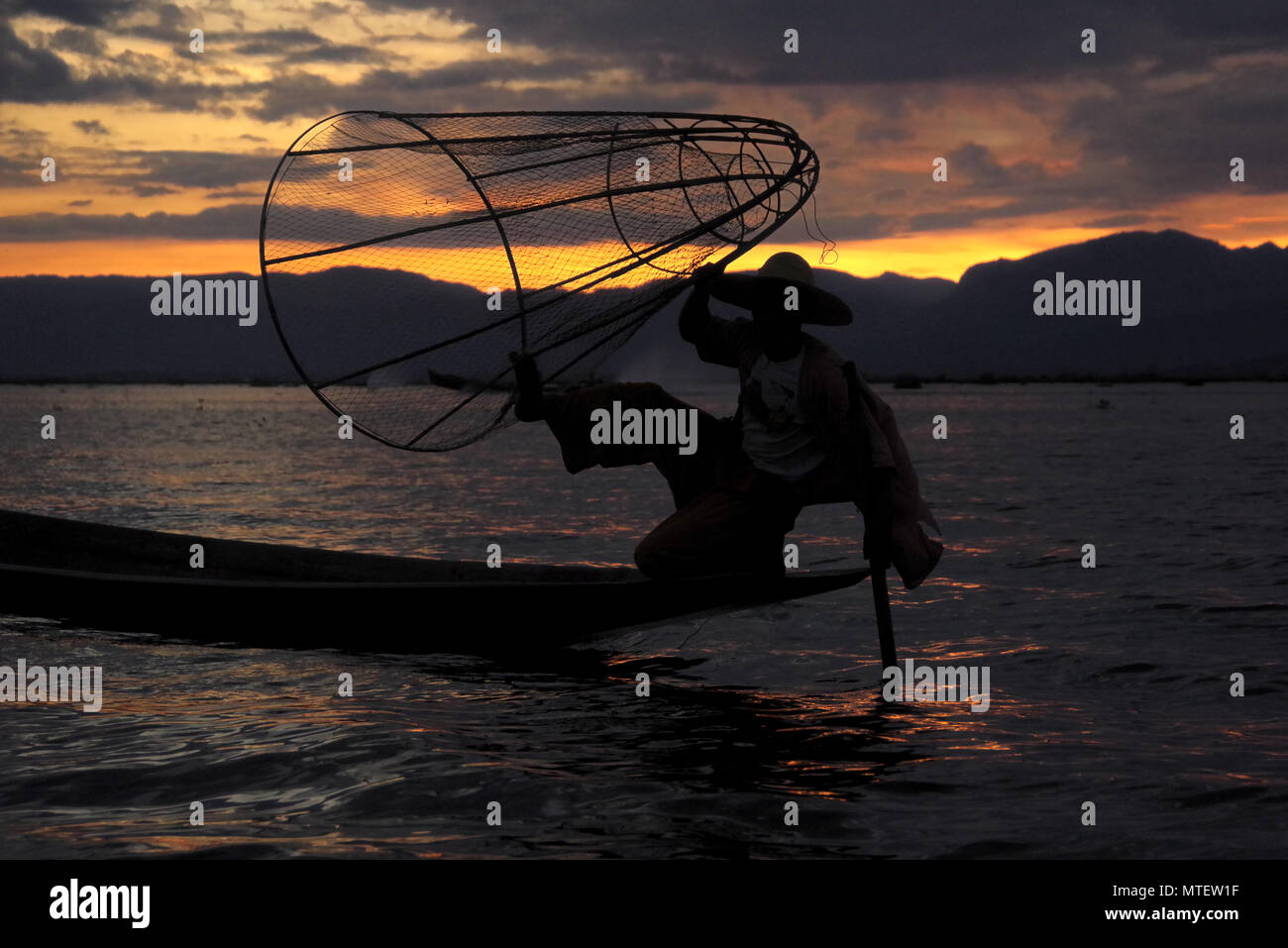 Des pêcheurs du lac Inle au Myanmar au coucher du soleil Banque D'Images