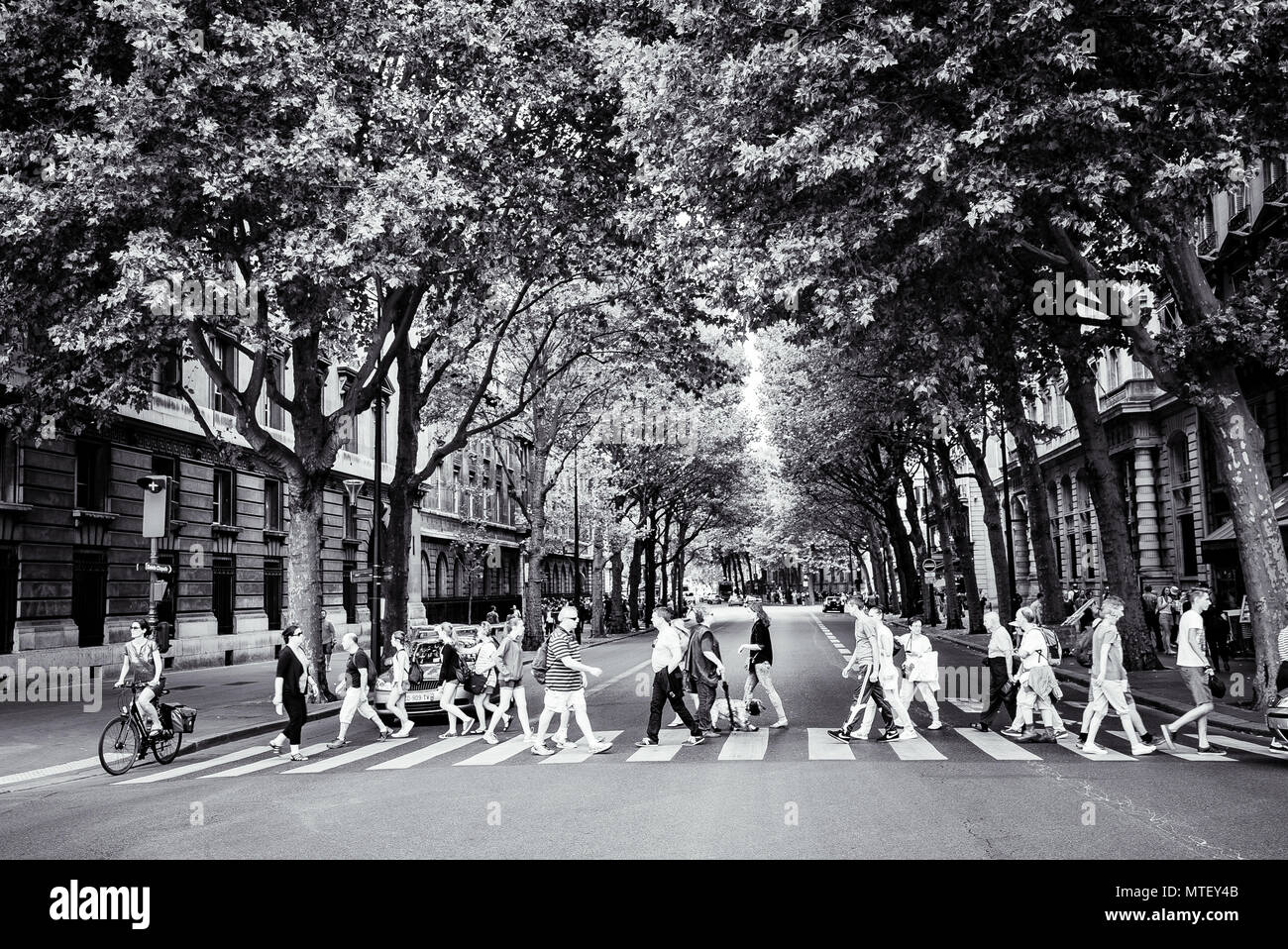 Les gens se précipiter dans une rue de Paris Banque D'Images