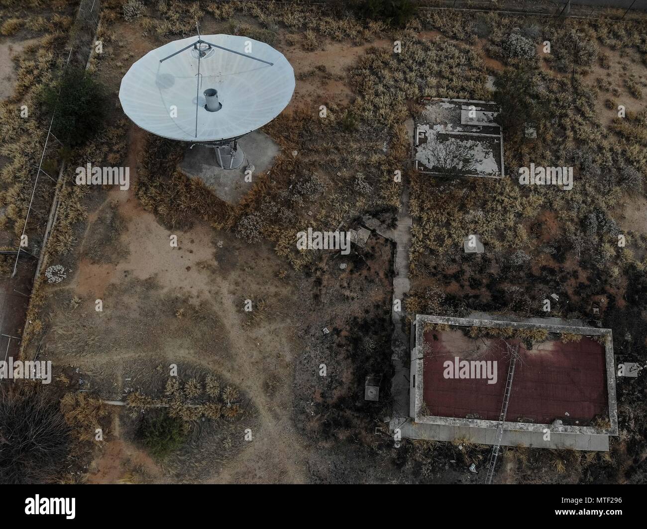 L'antenne de communications par satellite. signal, signal satellite, la réception du signal. L'espace, futur, la technologie d'antenne de communications par satellite. señal, Banque D'Images