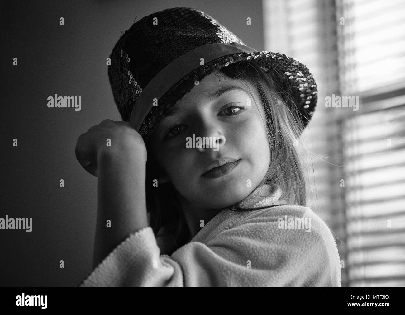 Cute little Girl with a hat tango Banque D'Images