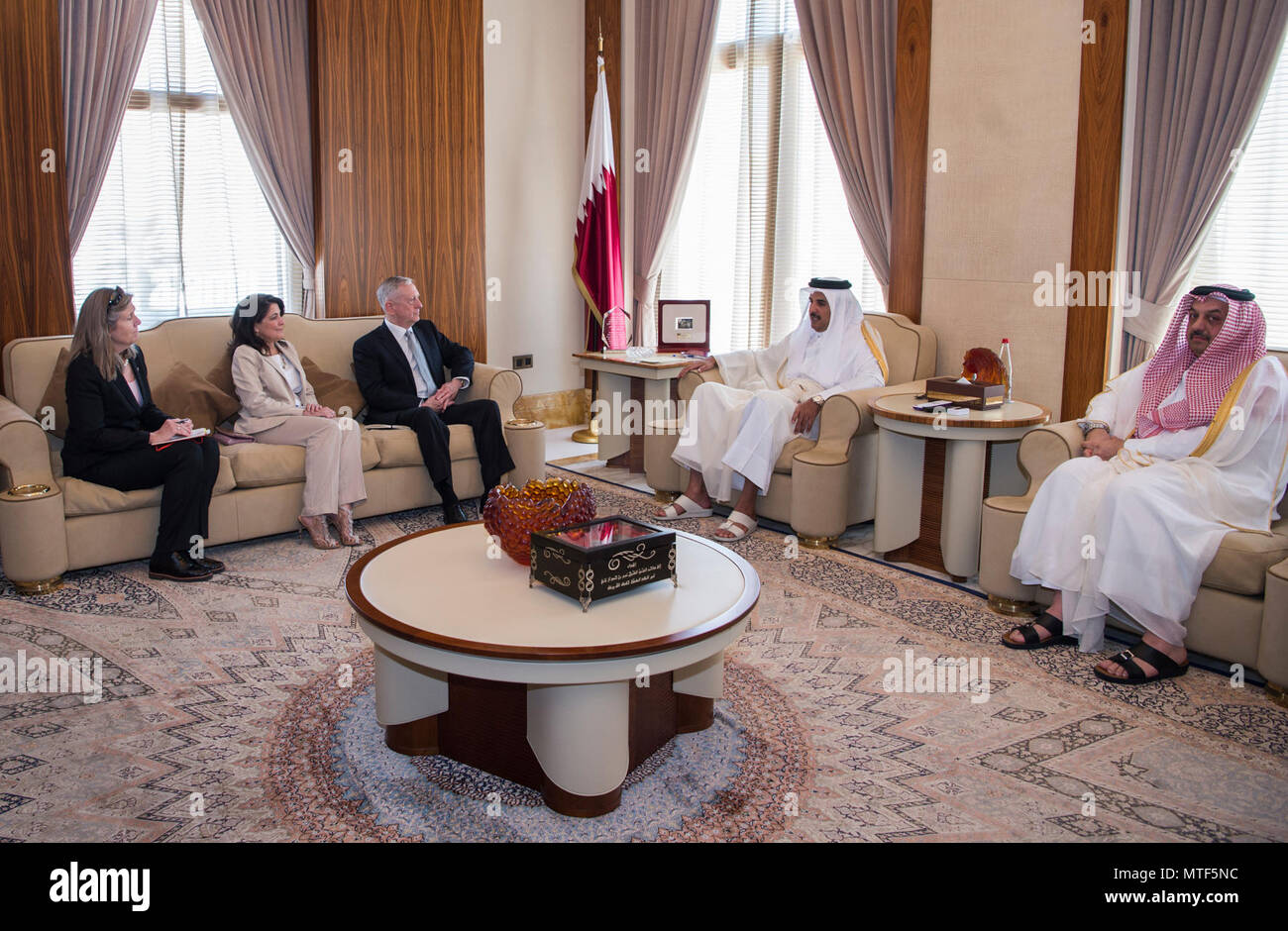 Le Secrétaire de la Défense Jim Mattis rencontre avec Emir du Qatar, Cheikh Tamim bin Hamad Al Thani à la mer Palace à Doha, Qatar, le 22 avril 2017. Assis à sa gauche sont Sally Donnelly, Mattis' advisor, et Dana Smith, ambassadeur américain au Qatar. (DOD Banque D'Images