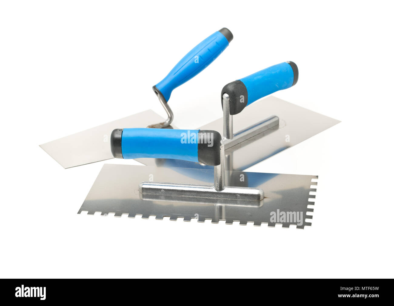 Outils de maçonnerie - truelles et truelle crantée - sur fond blanc Banque D'Images