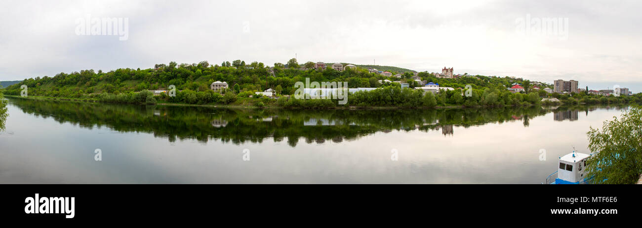 Vue depuis les rives de la rivière Dniestr dans Mogilev-Podolsky, l'Ukraine, sur maisons moldaves sur la rive opposée de la rivière photo horizontale, Banque D'Images