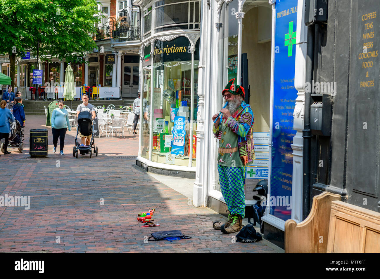 L'homme en robe de la rue avec un enregistreur Tunbridge Wells uk Banque D'Images