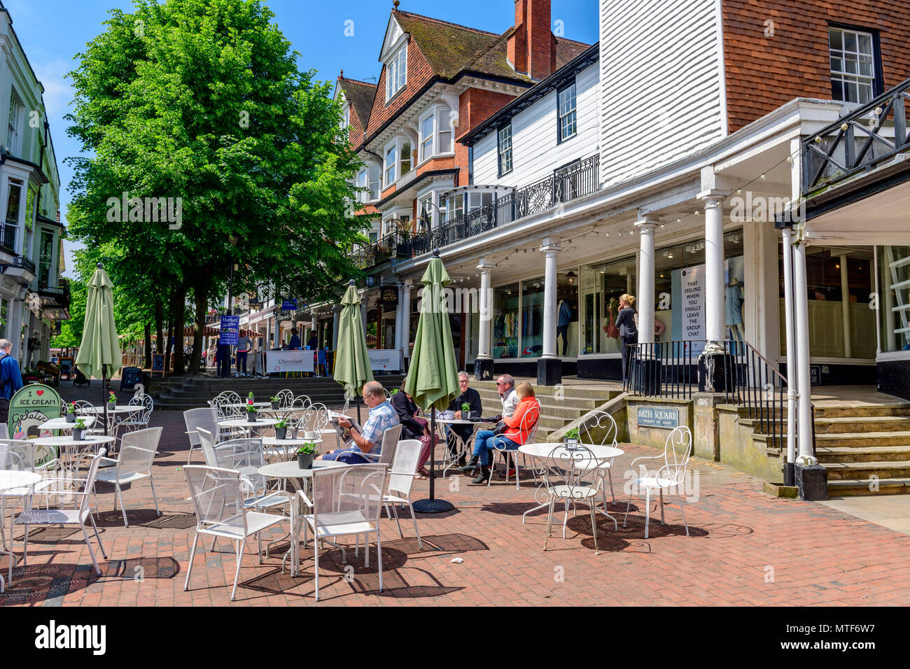 Les personnes bénéficiant d'un café le matin dans un café à l'extérieur du restaurant. Les pantiles Tunbridge Wells Banque D'Images