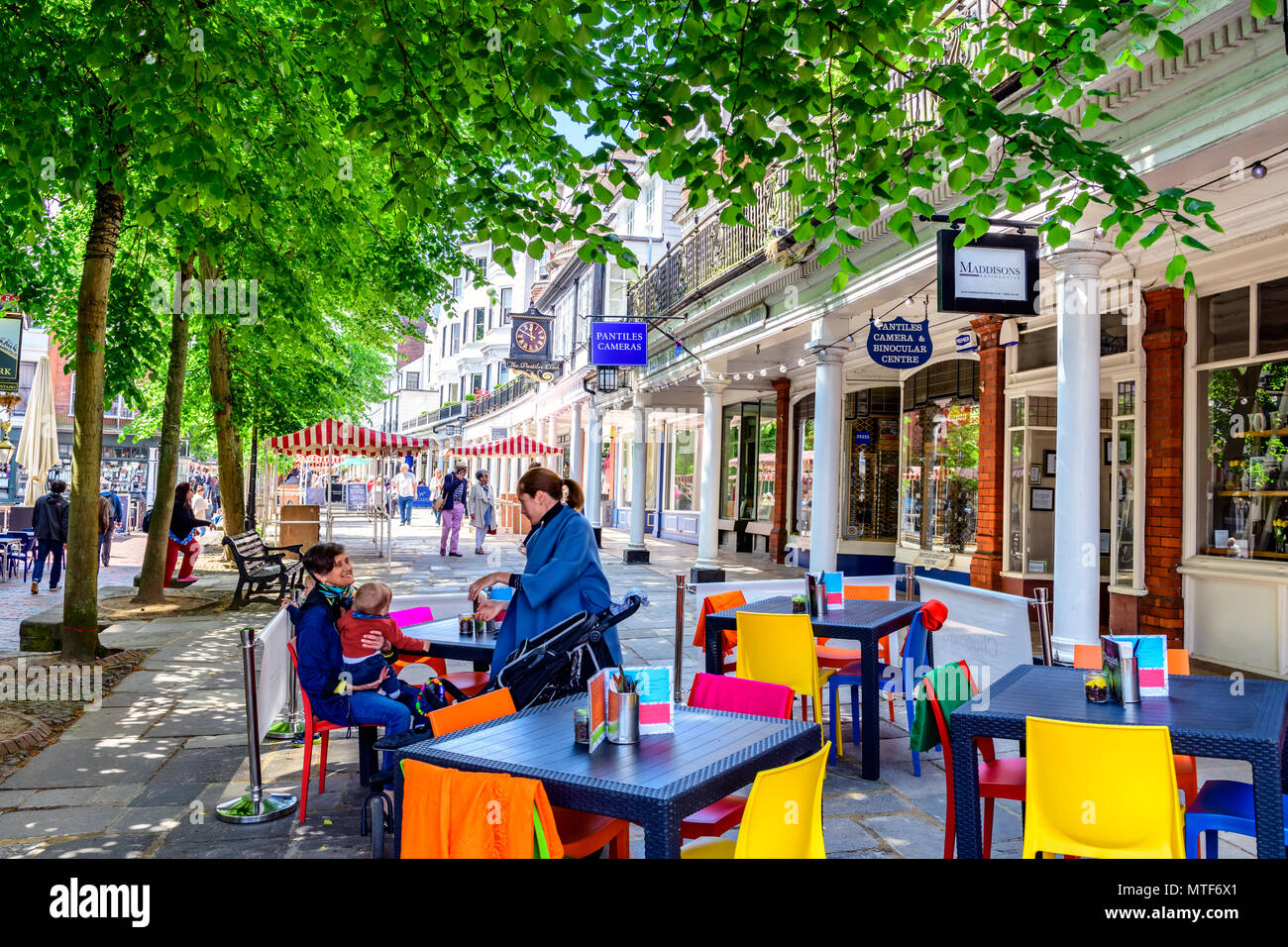 Les personnes bénéficiant d'un café le matin dans un café à l'extérieur du restaurant. Les pantiles Tunbridge Wells Banque D'Images