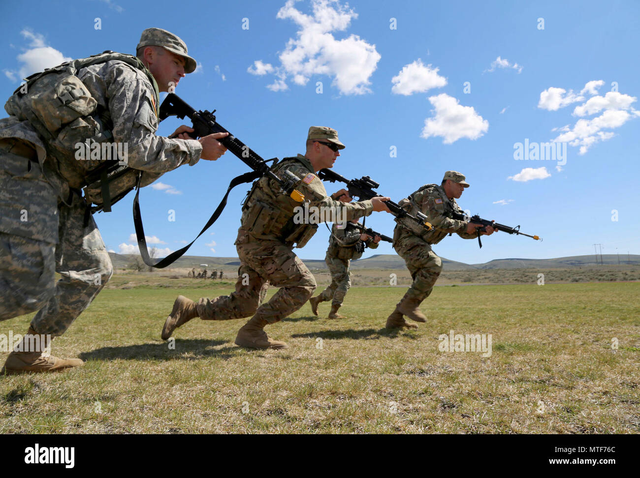 Des soldats américains avec 20e Commandement CBRNE, lié de l'avant lors d'un mouvement de l'escouade de l'exercice dans le centre de formation de Yakima, Washington, le 21 avril 2017. Le cours de Dirigeants CBRNE est conçu pour créer des leaders capables de s'adapter la lutte contre les menaces chimiques, biologiques, radiologiques, nucléaires, et les dangers à la fois permissif et non permissif l'environnement partout dans le monde. Banque D'Images