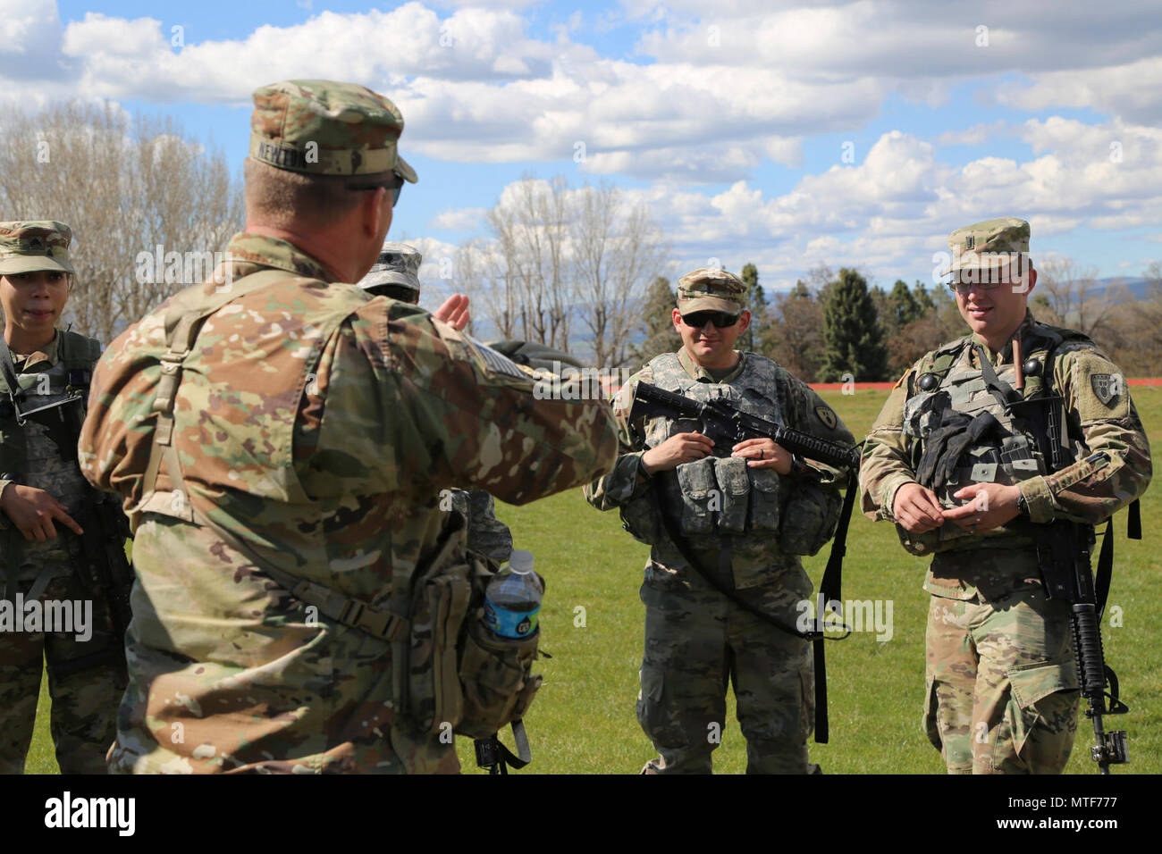 Maître de l'armée américaine le Sgt. Jeffrey Newton, petite unité tactique instructeur, fournit des directives aux soldats pendant un exercice sur le mouvement à l'équipe du Centre de formation de Yakima, Washington, le 21 avril 2017. Le cours de Dirigeants CBRNE est conçu pour créer des leaders capables de s'adapter la lutte contre les menaces chimiques, biologiques, radiologiques, nucléaires, et les dangers à la fois permissif et non permissif l'environnement partout dans le monde. Banque D'Images