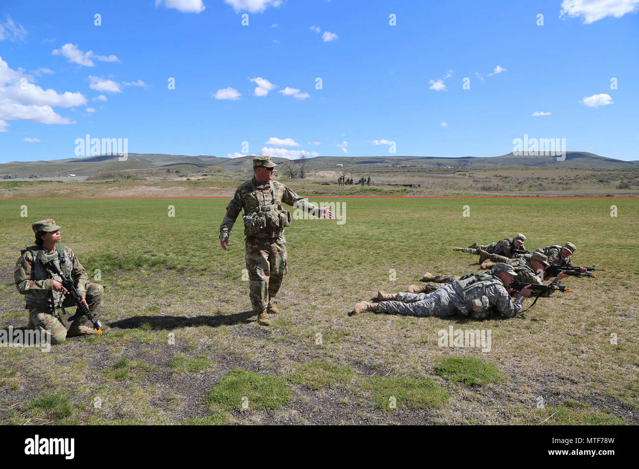 Maître de l'armée américaine le Sgt. Jeffrey Newton, petite unité tactique instructeur, fournit des directives aux soldats pendant un exercice sur le mouvement à l'équipe du Centre de formation de Yakima, Washington, le 21 avril 2017. Le cours de Dirigeants CBRNE est conçu pour créer des leaders capables de s'adapter la lutte contre les menaces chimiques, biologiques, radiologiques, nucléaires, et les dangers à la fois permissif et non permissif l'environnement partout dans le monde. Banque D'Images