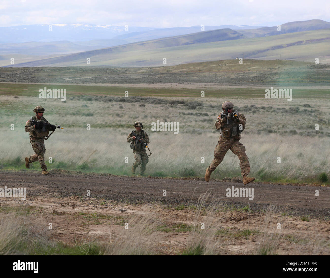 Des soldats américains avec le 20ème commandement CBRNE en cas d'incident CBRNE, cours de Dirigeants liés avant durant une squad de l'entraînement à la circulation du centre de formation de Yakima, Washington, 22 avril 2017. Le cours de Dirigeants CBRNE est conçu pour créer des leaders capables de s'adapter la lutte contre les menaces chimiques, biologiques, radiologiques, nucléaires, et les dangers à la fois permissif et non permissif l'environnement partout dans le monde. Banque D'Images