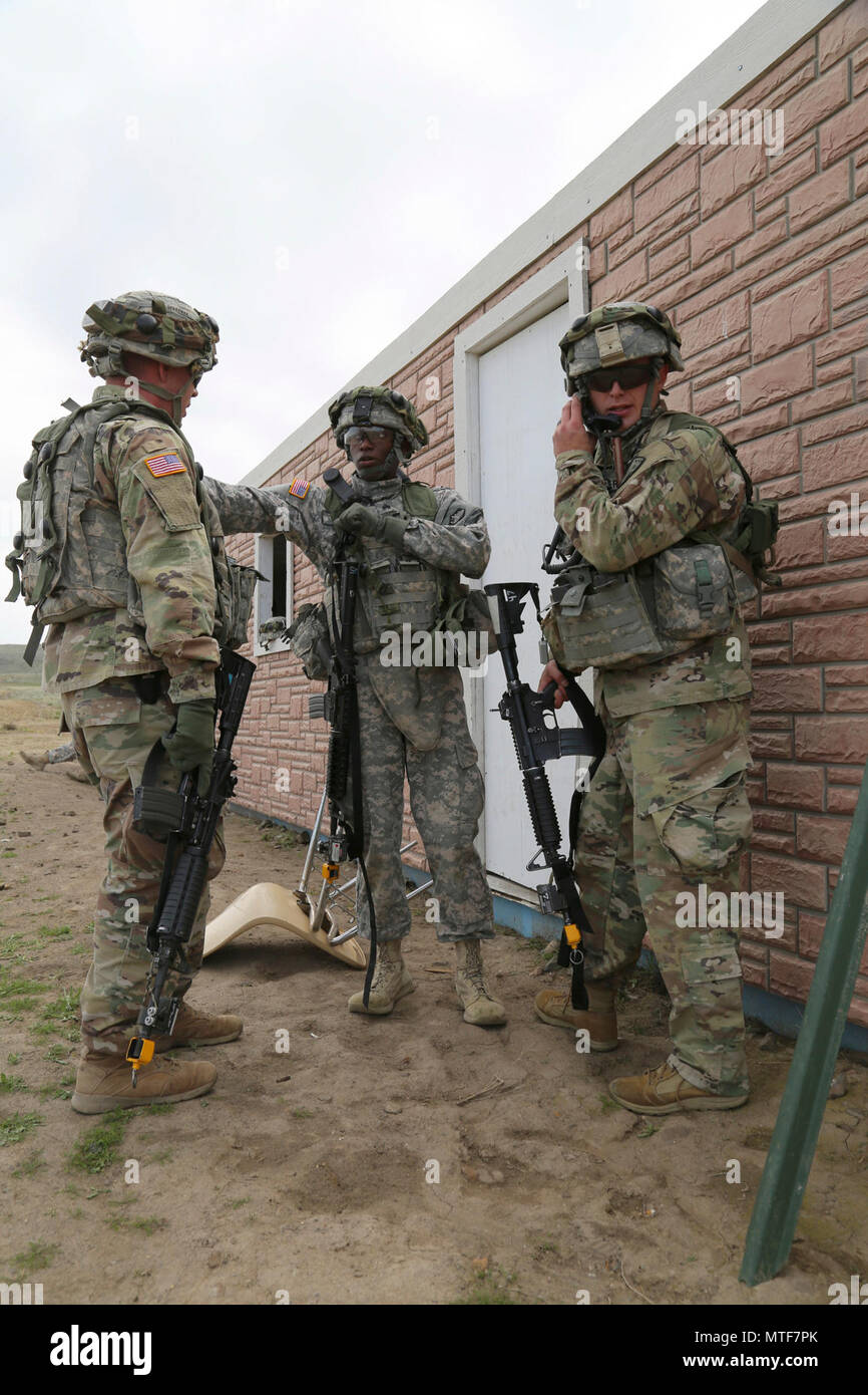 Des soldats américains avec le 20ème commandement CBRNE CBRNE du cours, préparer les dirigeants à se rallier au cours d'un exercice d'entraînement de brigade circulation au centre de formation de Yakima, Washington, 22 avril 2017. Le cours de Dirigeants CBRNE est conçu pour créer des leaders capables de s'adapter la lutte contre les menaces chimiques, biologiques, radiologiques, nucléaires, et les dangers à la fois permissif et non permissif l'environnement partout dans le monde. Banque D'Images