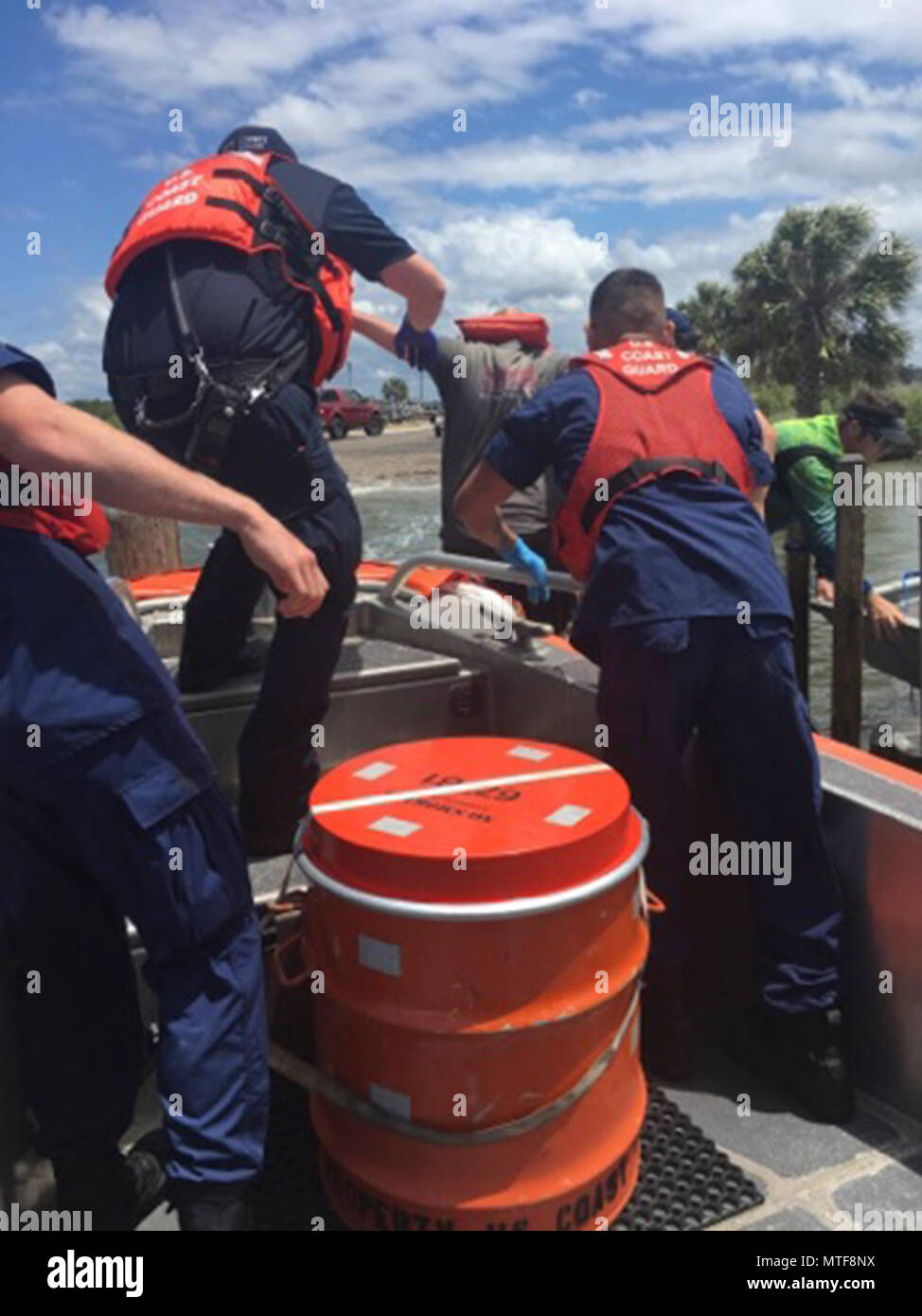 Une Garde côtière 27 pieds d'eau à des fins spéciales Craft-Shallow d'équipage de bateau et Levy County EMS aide le personnel d'un 32-year-old man à la fin de la route de comté 40, rampe de Yankeetown, en Floride, le lundi 24 avril 2017. L'homme était medevacked à partir d'un voilier de 33 pieds et transférée aux services d'urgence dans un état stable. Banque D'Images