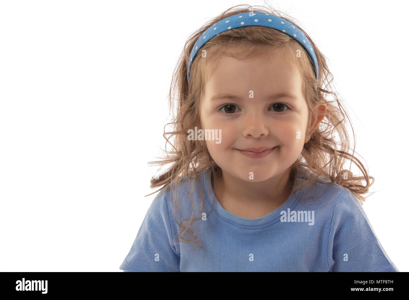 Portrait of a beautiful smiling enfant sur un fond blanc. Banque D'Images