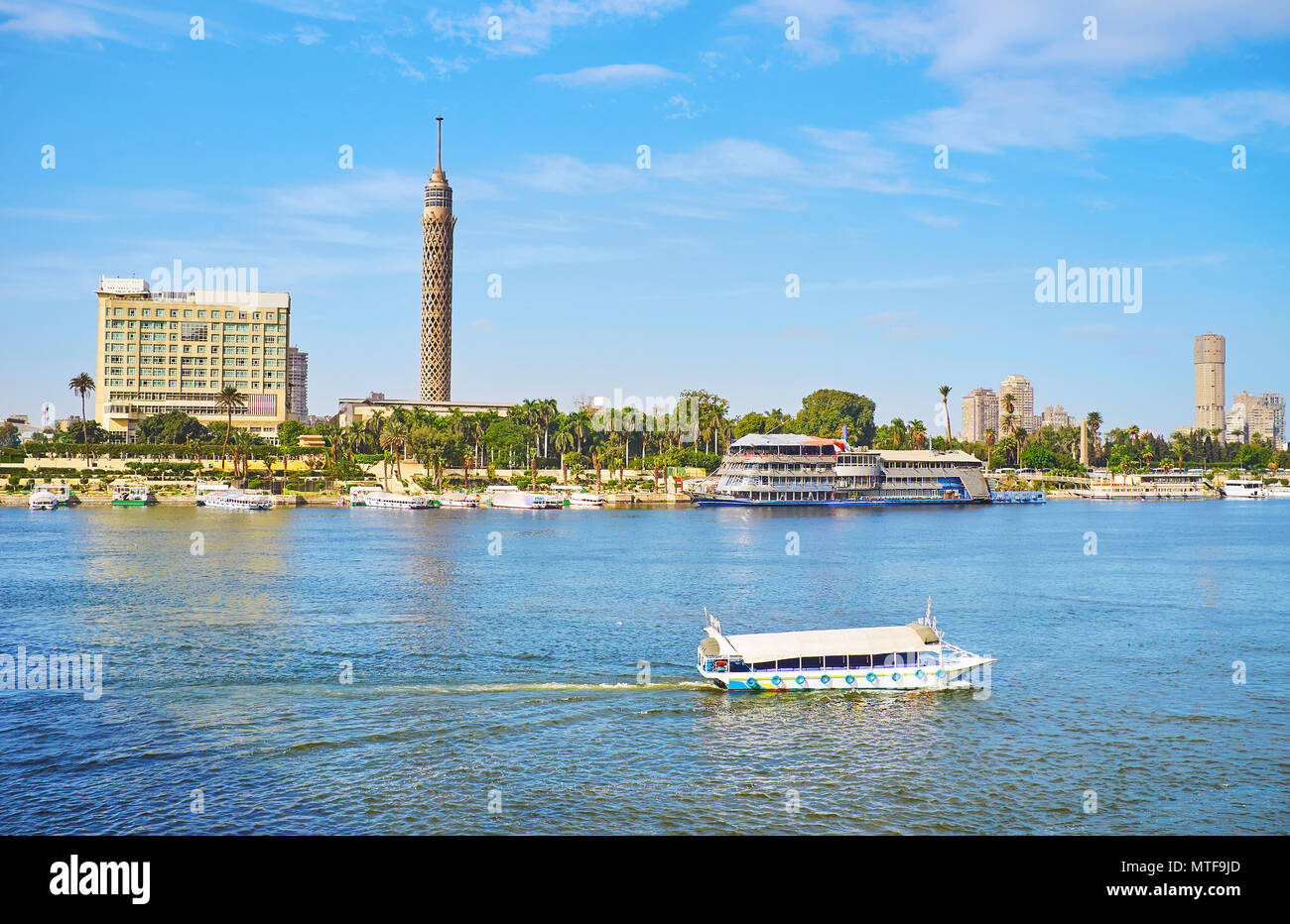 La flotte de bateaux de plaisance le long du Nil avec une vue sur l'île de Gezira et Tour du Caire sur l'arrière-plan, Le Caire, Égypte. Banque D'Images