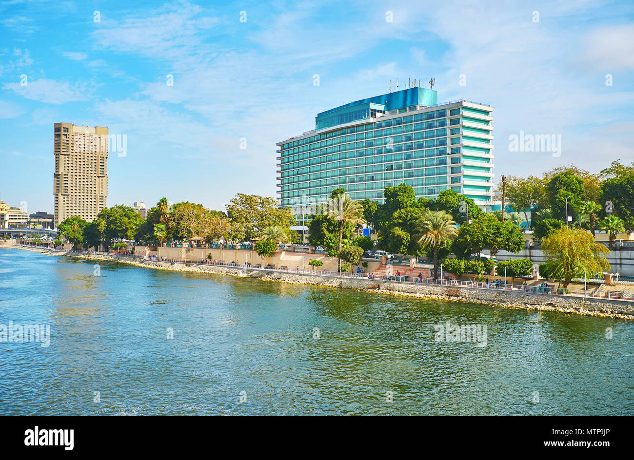 La vue sur la Corniche de remblai de la centre-ville du Caire Qasr El Nil, le pont hôtels touristiques modernes sont vus derrière la végétation luxuriante de riversid Banque D'Images