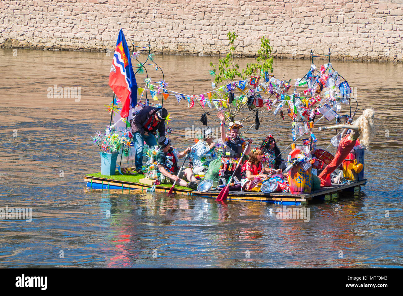 Les chevrons sur la rivière Wye battant pavillon pendant l'Hereford Herefordshire River Carnival. Mai 2018 Banque D'Images