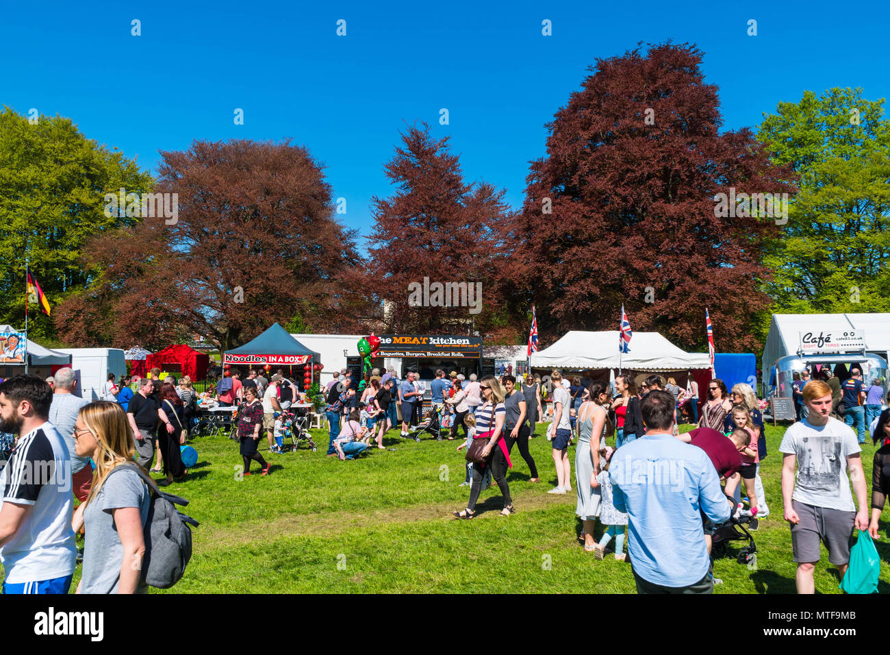 Les foules affluent vers la rivière Hereford Carnival le long des rives de la rivière Wye, Hereford Royaume-Uni. Mai 2018 Banque D'Images