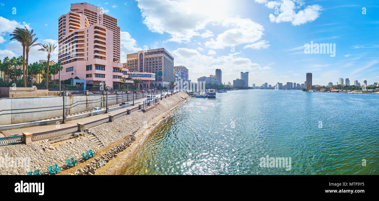 Panorama de la Corniche de remblai nil avec vue sur les hôtels et les bâtiments administratifs du quartier du centre-ville, Le Caire, Égypte. Banque D'Images