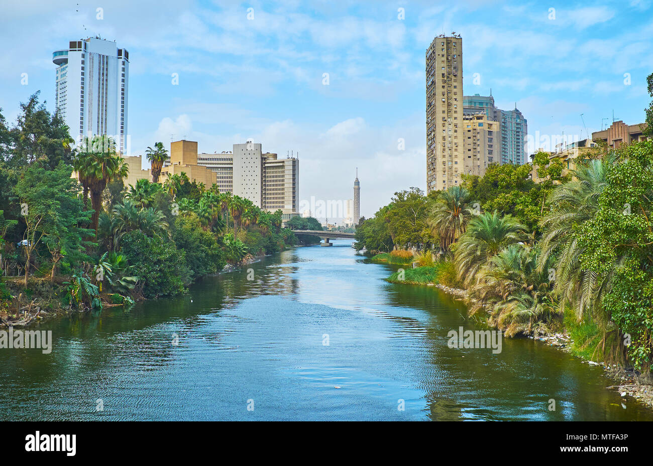 La marche du centre-ville de district à l'Île Rawdah avec vue sur les jardins verdoyants, les tours modernes et la Tour du Caire sur l'arrière-plan, l'Égypte. Banque D'Images