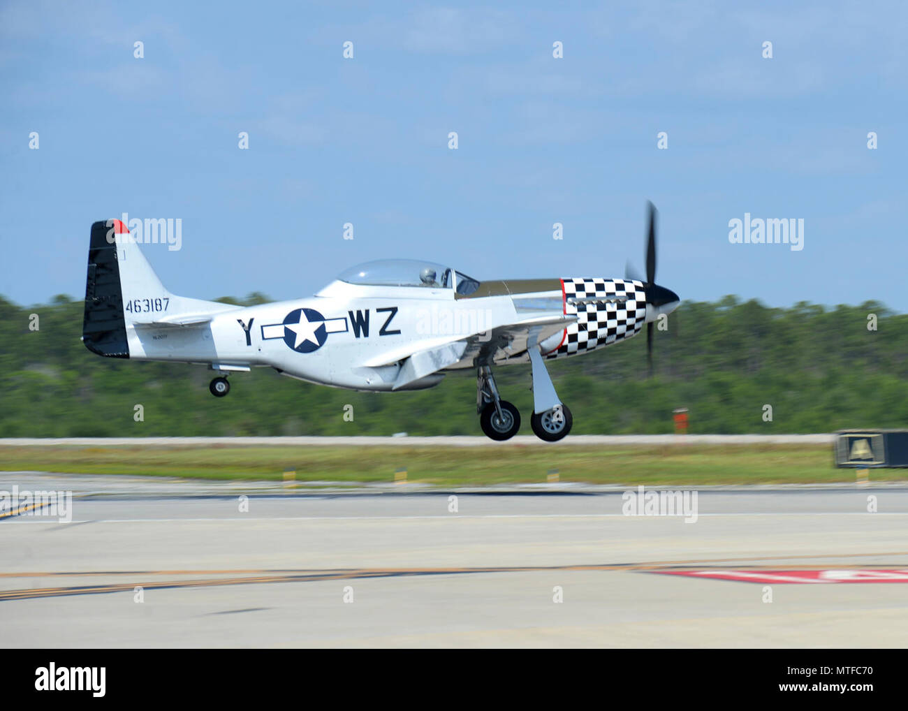 Un P-51 Mustang se prépare à atterrir sur la piste à la base aérienne Tyndall, en Floride., à la suite d'une démonstration aérienne le 22 avril 2017. L'objectif de la côte du golfe du salut est que les familles quitter avec une expérience d'une vie et à une meilleure compréhension de Tyndall, la mission et les aviateurs qui faire se produire chaque jour. L'exposition comportait la Air Force Thunderbirds, l'équipe de démonstration de F-22, P-51 Mustang, zéros japonais et plus encore. Banque D'Images