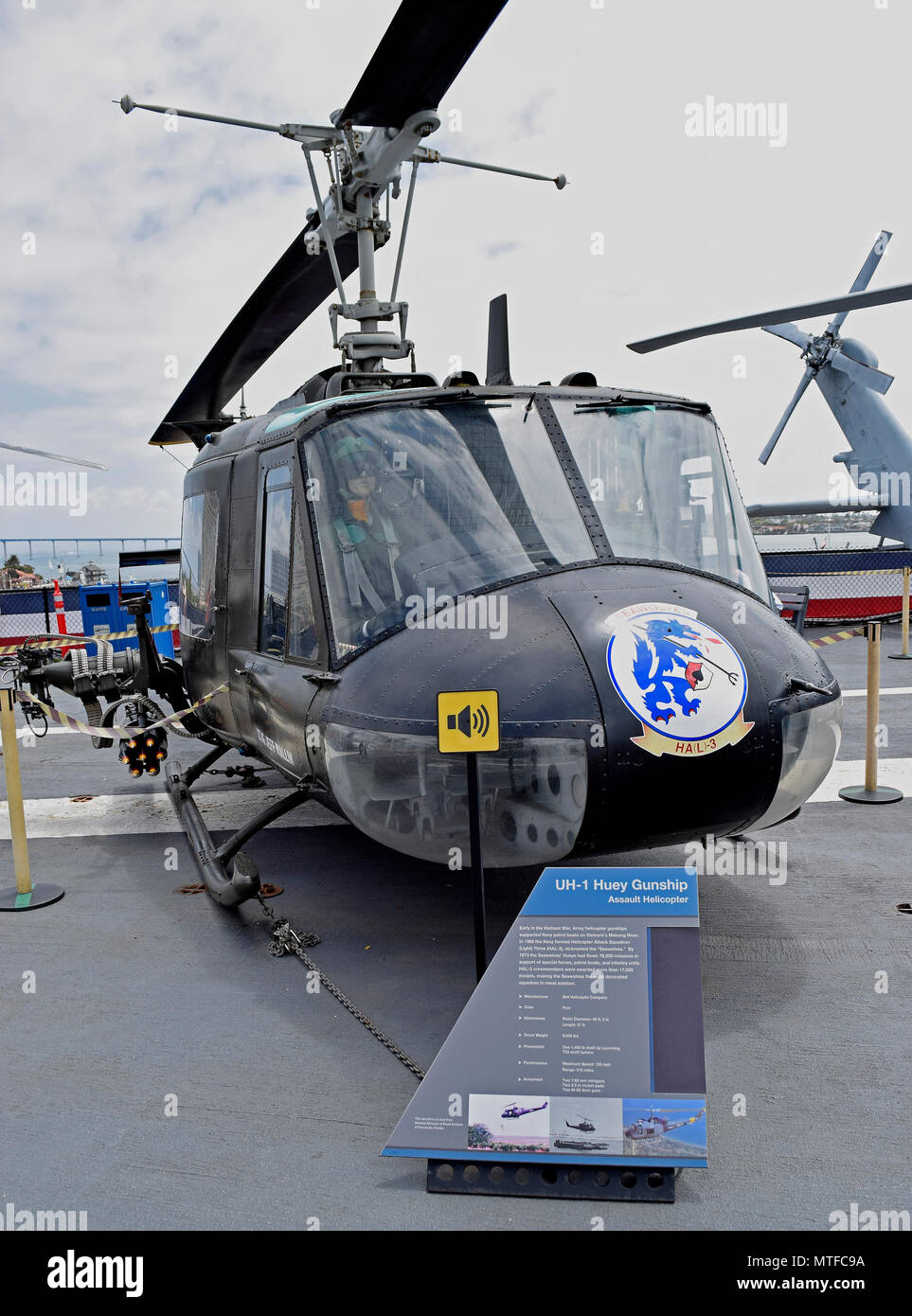 Hélicoptère Hélicoptère Huey sur l'envol de l'USS Midway Museum, porte-avions, San Diego, Californie Banque D'Images