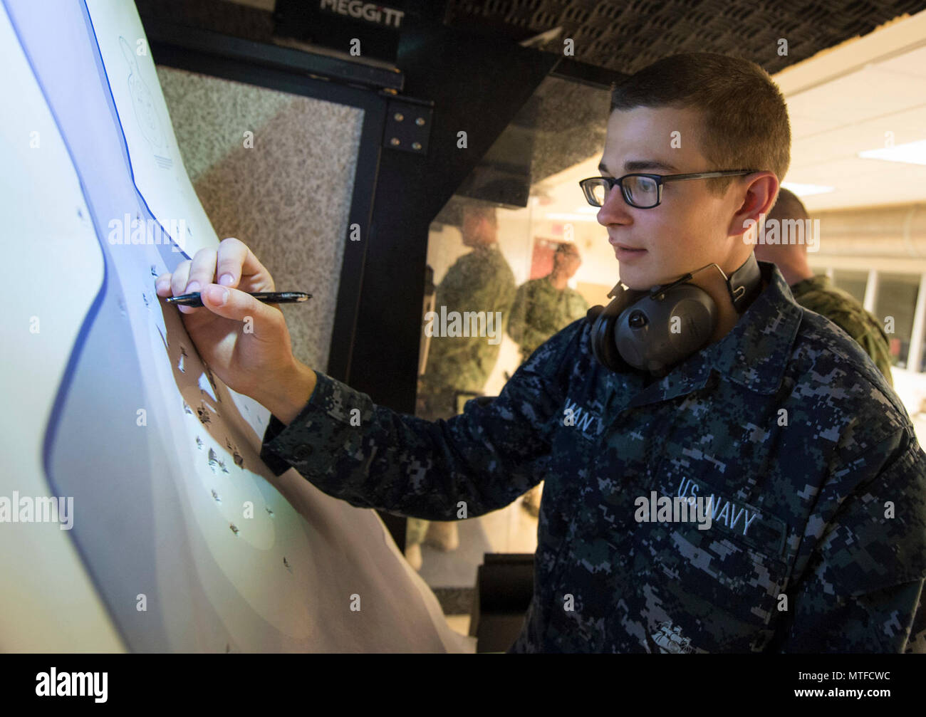MANAMA, Bahreïn (24 avril 2017) Gunner's Mate Seaman Apprentice Swade Bowman, affectés à des forces de sécurité du Bahreïn Marine Division gamme, les objectifs de qualité pour les marins affectés au Détachement de la Marine Commande de munitions de petit calibre à Bahreïn lors d'un cours de qualification à la plage de petit calibre sur la base navale américaine (NSA) BAHREÏN 24 Avril. Banque D'Images