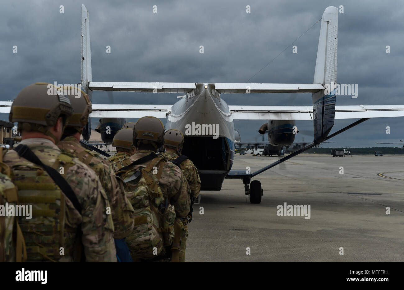 L'aviation de combat advisor les élèves avec le 6e Escadron d'opérations spéciales charger sur un C-145A Skytruck pendant l'opération Raven Claw à Hurlburt Field, en Floride, le 24 avril 2017. Raven Claw est le cas capstone pour l'Air Force Special Operations aviation de combat du centre de formation de la mission de conseiller à une qualification. Banque D'Images