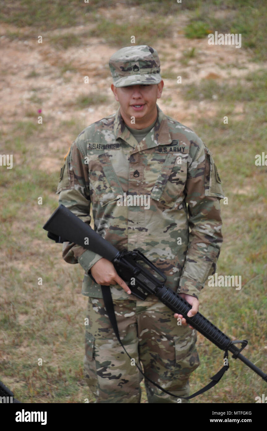 Dans cette image publié par la Réserve de l'armée le 75ème commandement de l'instruction, les soldats de l'unité avec la société de l'Administration centrale se préparent à former à une gamme d'armes militaires dans la région de Bastrop, Texas, samedi, 22 avril, 2017. Les unités de réserve qui répondent aux normes de l'état de préparation de l'armée alors que la formation à temps partiel s'assurer que les commandants de combat ont toujours des capacités supplémentaires disponibles à une fraction du coût de l'entretien des forces canadiennes en service actif équivalent. ( Banque D'Images