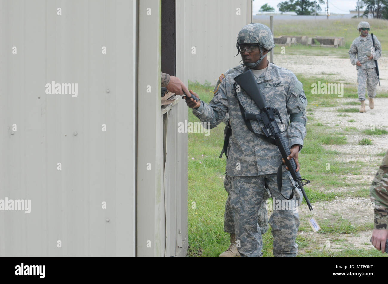 Dans cette image publié par la Réserve de l'armée le 75ème commandement de l'instruction, les soldats de l'unité avec la société de l'Administration centrale se préparent à former à une gamme d'armes militaires dans la région de Bastrop, Texas, samedi, 22 avril, 2017. Les unités de réserve qui répondent aux normes de l'état de préparation de l'armée alors que la formation à temps partiel s'assurer que les commandants de combat ont toujours des capacités supplémentaires disponibles à une fraction du coût de l'entretien des forces canadiennes en service actif équivalent. ( Banque D'Images