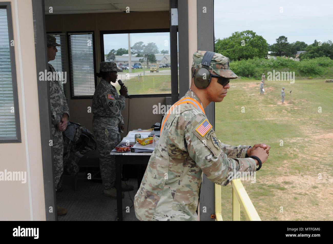 Dans cette image publié par la Réserve de l'armée le 75ème commandement de l'instruction, les soldats de l'unité avec la société de l'Administration centrale se préparent à former à une gamme d'armes militaires dans la région de Bastrop, Texas, samedi, 22 avril, 2017. Les unités de réserve qui répondent aux normes de l'état de préparation de l'armée alors que la formation à temps partiel s'assurer que les commandants de combat ont toujours des capacités supplémentaires disponibles à une fraction du coût de l'entretien des forces canadiennes en service actif équivalent. ( Banque D'Images