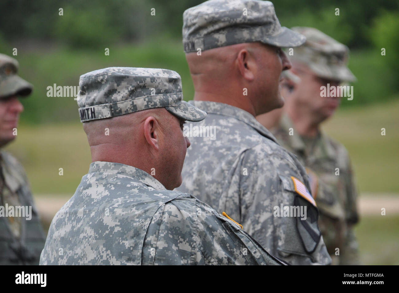 Dans cette image publié par la Réserve de l'armée le 75ème commandement de l'instruction, les soldats de l'unité avec la société de l'Administration centrale se préparent à former à une gamme d'armes militaires dans la région de Bastrop, Texas, samedi, 22 avril, 2017. Les unités de réserve qui répondent aux normes de l'état de préparation de l'armée alors que la formation à temps partiel s'assurer que les commandants de combat ont toujours des capacités supplémentaires disponibles à une fraction du coût de l'entretien des forces canadiennes en service actif équivalent. ( Banque D'Images