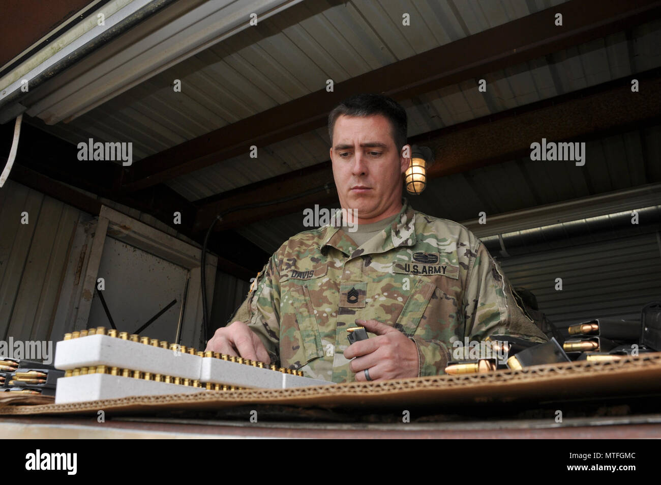 Dans cette image publié par la Réserve de l'armée le 75ème commandement de l'instruction, les soldats de l'unité avec la société de l'Administration centrale se préparent à former à une gamme d'armes militaires dans la région de Bastrop, Texas, samedi, 22 avril, 2017. Les unités de réserve qui répondent aux normes de l'état de préparation de l'armée alors que la formation à temps partiel s'assurer que les commandants de combat ont toujours des capacités supplémentaires disponibles à une fraction du coût de l'entretien des forces canadiennes en service actif équivalent. ( Banque D'Images