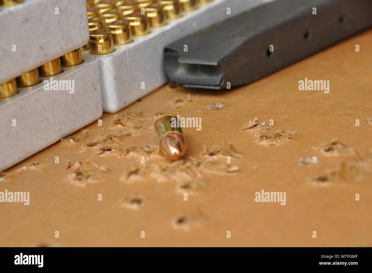 Dans cette image publié par la Réserve de l'armée le 75ème commandement de l'instruction, les soldats de l'unité avec la société de l'Administration centrale se préparent à former à une gamme d'armes militaires dans la région de Bastrop, Texas, samedi, 22 avril, 2017. Les unités de réserve qui répondent aux normes de l'état de préparation de l'armée alors que la formation à temps partiel s'assurer que les commandants de combat ont toujours des capacités supplémentaires disponibles à une fraction du coût de l'entretien des forces canadiennes en service actif équivalent. ( Banque D'Images