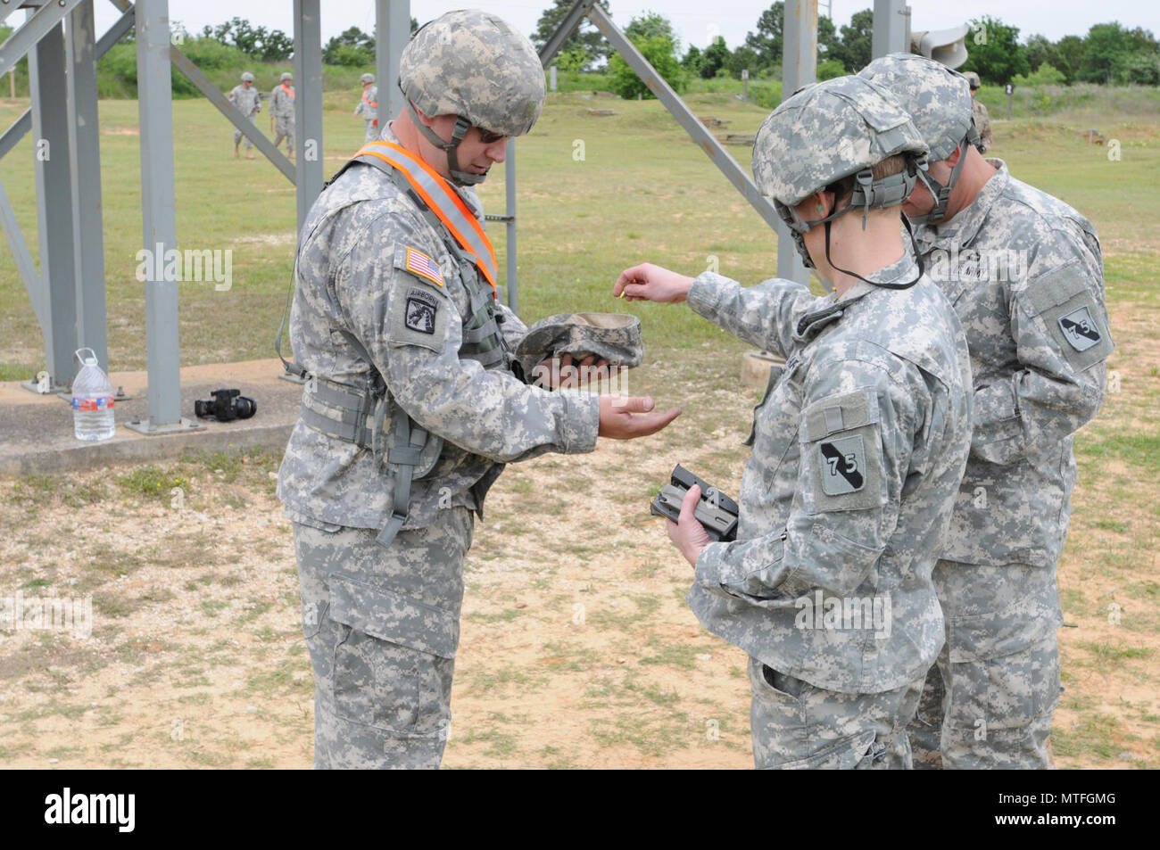 Dans cette image publié par la Réserve de l'armée le 75ème commandement de l'instruction, les soldats de l'unité avec la société de l'Administration centrale se préparent à former à une gamme d'armes militaires dans la région de Bastrop, Texas, samedi, 22 avril, 2017. Les unités de réserve qui répondent aux normes de l'état de préparation de l'armée alors que la formation à temps partiel s'assurer que les commandants de combat ont toujours des capacités supplémentaires disponibles à une fraction du coût de l'entretien des forces canadiennes en service actif équivalent. ( Banque D'Images