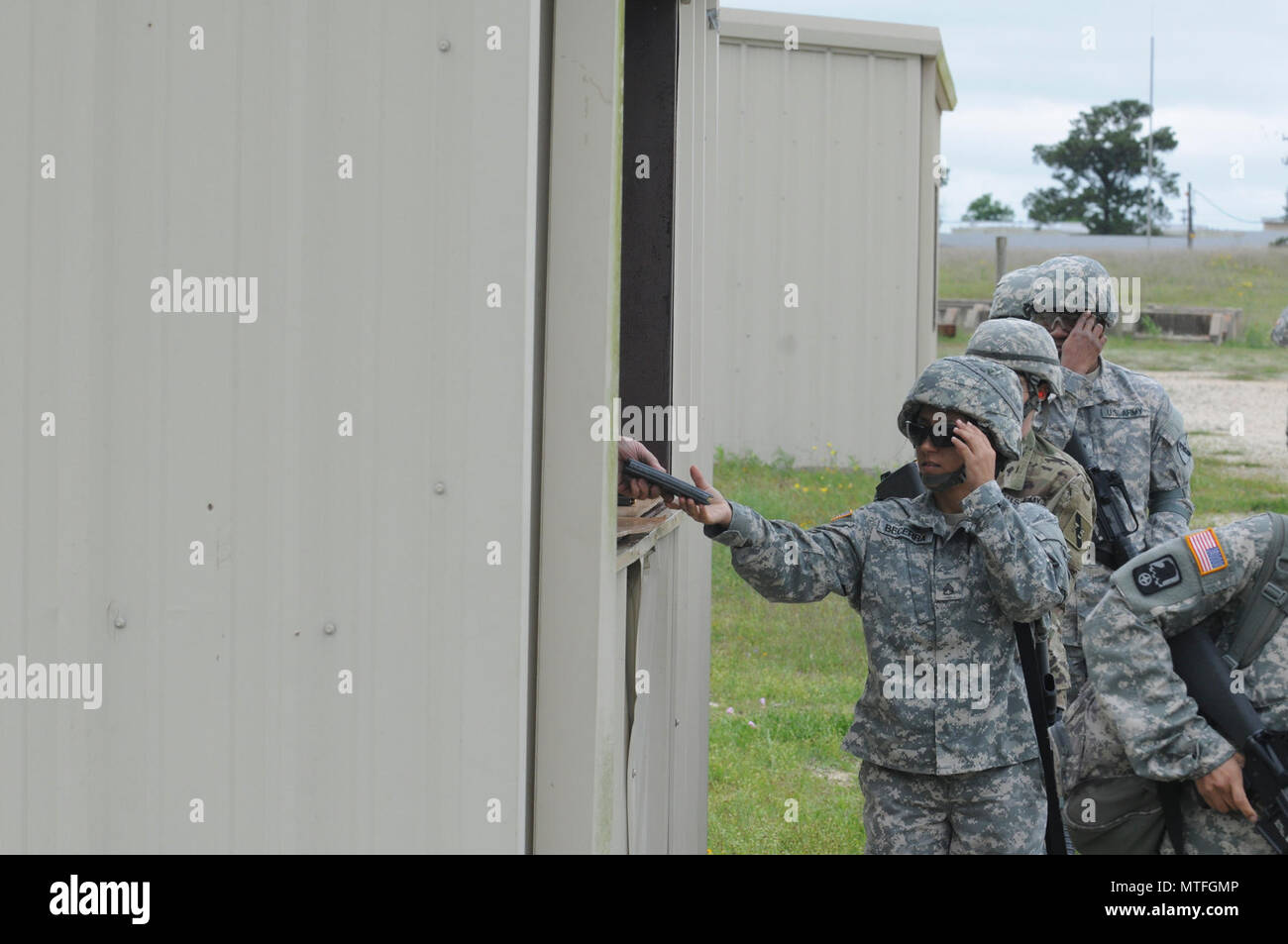 Dans cette image publié par la Réserve de l'armée le 75ème commandement de l'instruction, les soldats de l'unité avec la société de l'Administration centrale se préparent à former à une gamme d'armes militaires dans la région de Bastrop, Texas, samedi, 22 avril, 2017. Les unités de réserve qui répondent aux normes de l'état de préparation de l'armée alors que la formation à temps partiel s'assurer que les commandants de combat ont toujours des capacités supplémentaires disponibles à une fraction du coût de l'entretien des forces canadiennes en service actif équivalent. ( Banque D'Images