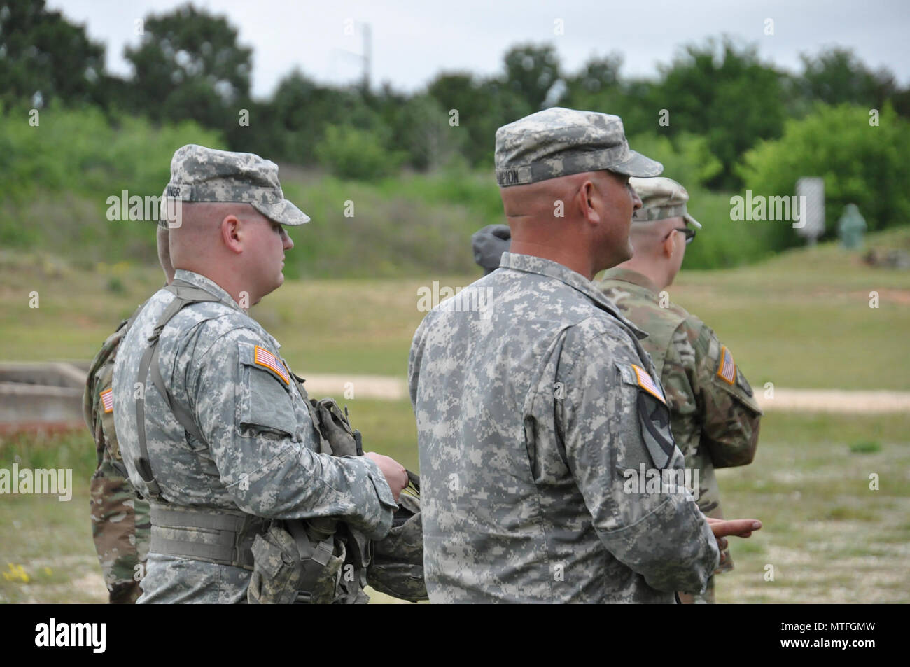 Dans cette image publié par la Réserve de l'armée le 75ème commandement de l'instruction, les soldats de l'unité avec la société de l'Administration centrale se préparent à former à une gamme d'armes militaires dans la région de Bastrop, Texas, samedi, 22 avril, 2017. Les unités de réserve qui répondent aux normes de l'état de préparation de l'armée alors que la formation à temps partiel s'assurer que les commandants de combat ont toujours des capacités supplémentaires disponibles à une fraction du coût de l'entretien des forces canadiennes en service actif équivalent. ( Banque D'Images