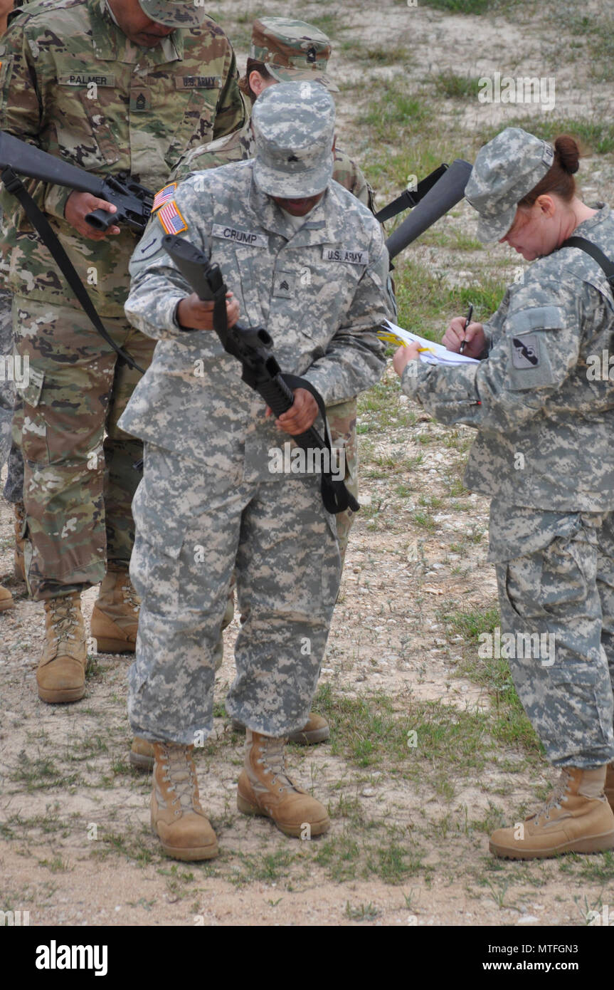 Dans cette image publié par la Réserve de l'armée le 75ème commandement de l'instruction, les soldats de l'unité avec la société de l'Administration centrale se préparent à former à une gamme d'armes militaires dans la région de Bastrop, Texas, samedi, 22 avril, 2017. Les unités de réserve qui répondent aux normes de l'état de préparation de l'armée alors que la formation à temps partiel s'assurer que les commandants de combat ont toujours des capacités supplémentaires disponibles à une fraction du coût de l'entretien des forces canadiennes en service actif équivalent. ( Banque D'Images