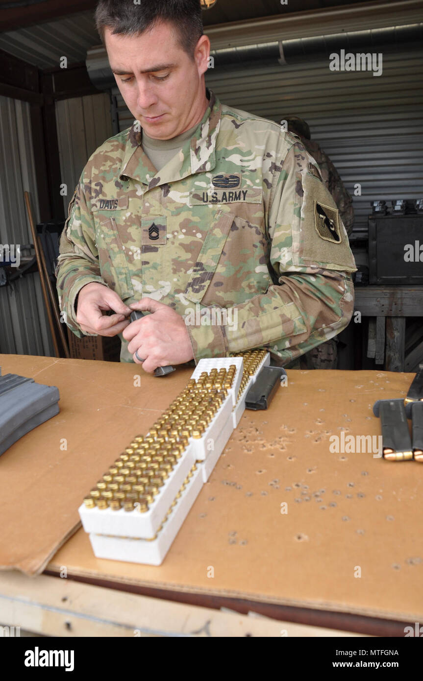 Dans cette image publié par la Réserve de l'armée le 75ème commandement de l'instruction, les soldats de l'unité avec la société de l'Administration centrale se préparent à former à une gamme d'armes militaires dans la région de Bastrop, Texas, samedi, 22 avril, 2017. Les unités de réserve qui répondent aux normes de l'état de préparation de l'armée alors que la formation à temps partiel s'assurer que les commandants de combat ont toujours des capacités supplémentaires disponibles à une fraction du coût de l'entretien des forces canadiennes en service actif équivalent. ( Banque D'Images