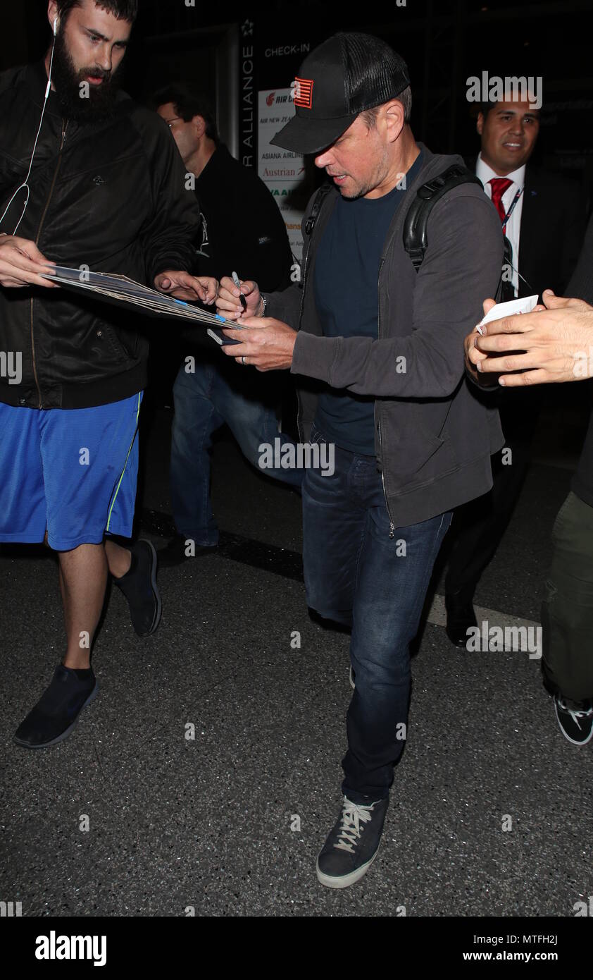 Matt Damon, signe des autographes pour les fans d'attente qu'il arrive à Los Angeles International Airport (LAX) comprend : Matt Damon Où : Los Angeles, California, United States Quand : 27 Avr 2018 Crédit : WENN.com Banque D'Images