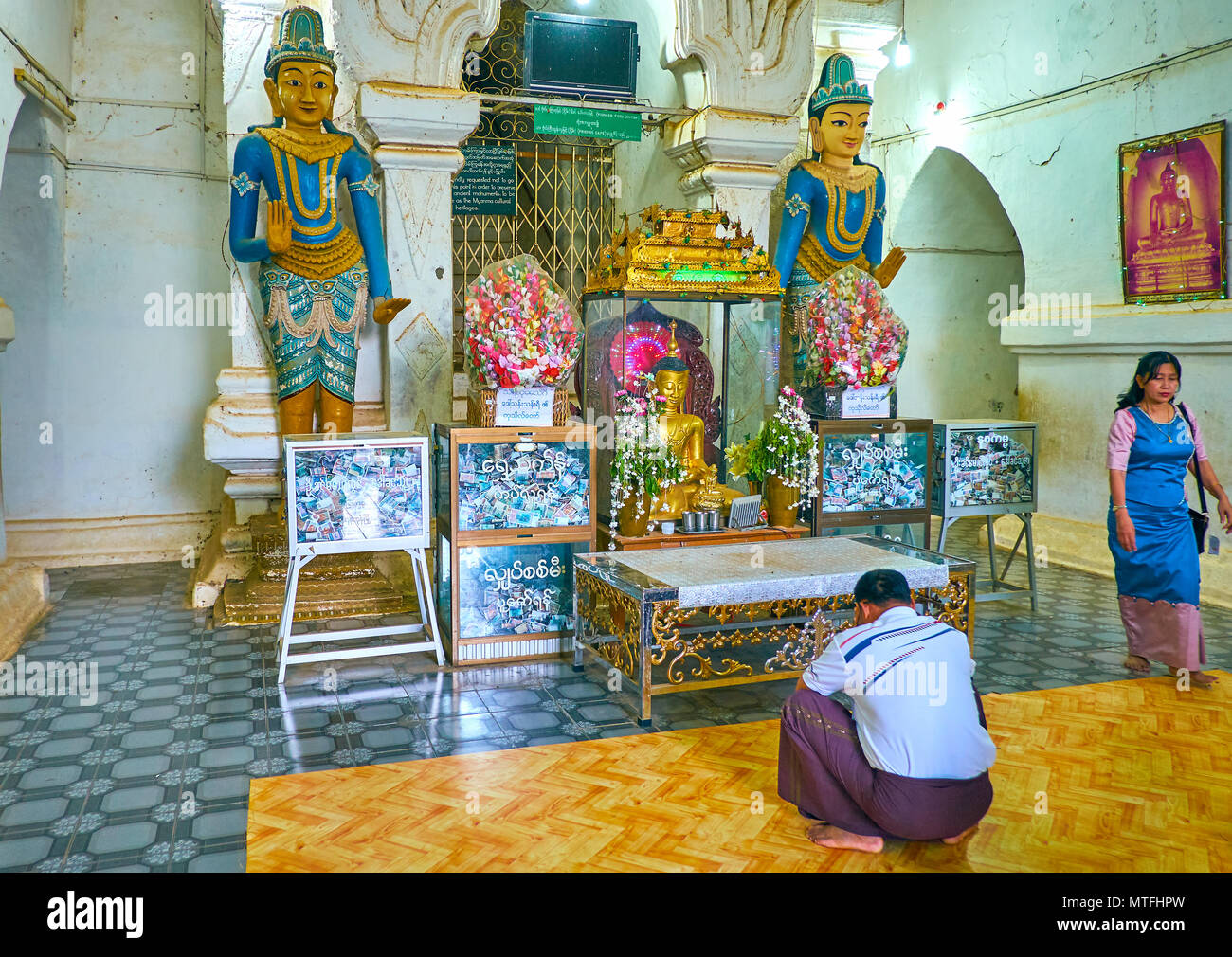 BAGAN, MYANMAR - février 24, 2018 : les prières dans la petite maison de l'image de Temple Thatbyinnyu, le 24 février à Bagan Banque D'Images