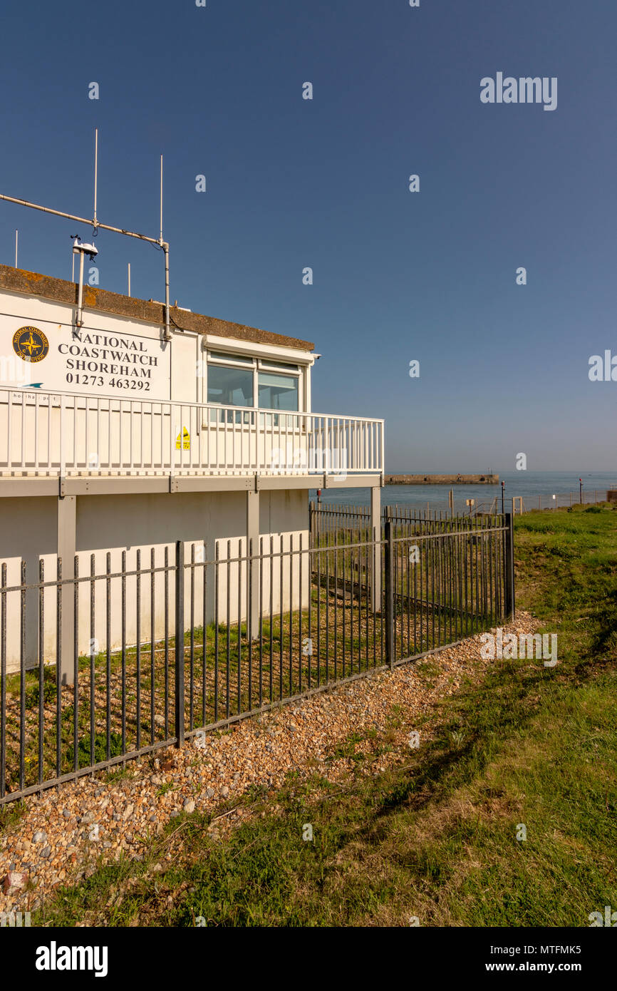 Station de surveillance côtière nationale - entrée du Port Shoreham, West Sussex, UK. Banque D'Images