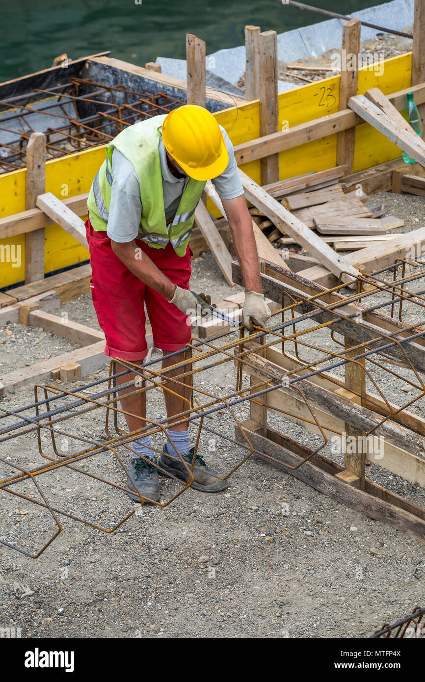 Travailleur sur le chantier de renforcement de charpente métallique pour béton. Travail d'acier. Banque D'Images