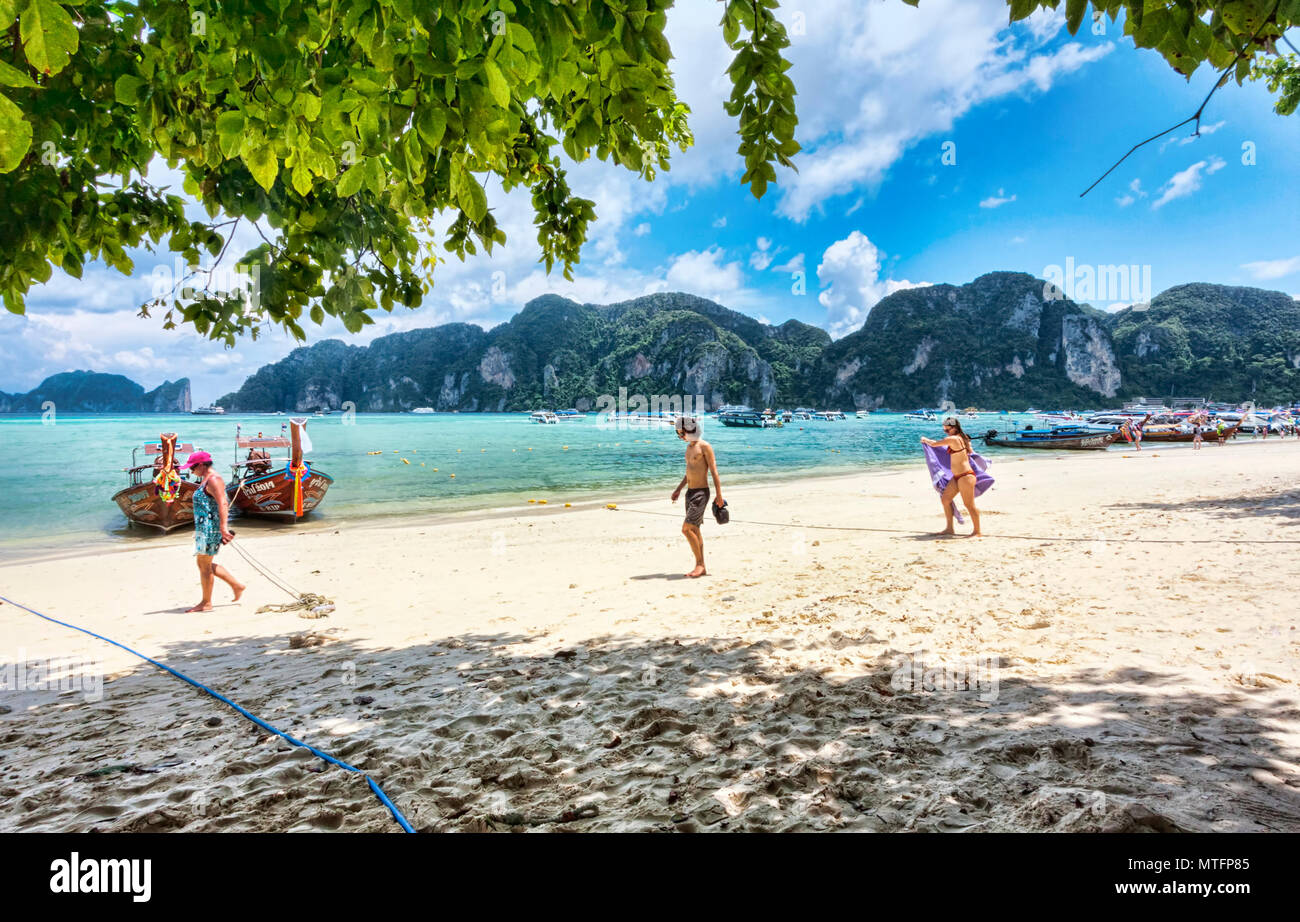 Ko Phi Phi Lee, la Thaïlande Juillet 06,2017:beaucoup d'apprécier le climat tropical a Ko Phi Phi Lee îles avec une vue magnifique sur la mer - la Thaïlande. Cette île est int Banque D'Images