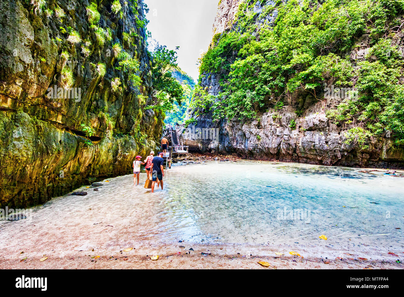 Ko Phi Phi Lee, la Thaïlande Juillet 06,2017:Un groupe de gens à pied sur la plage intérieure à l'île de Ko Phi Phi Lee. Cette île est dans l'archipel de Phi Phi, Banque D'Images