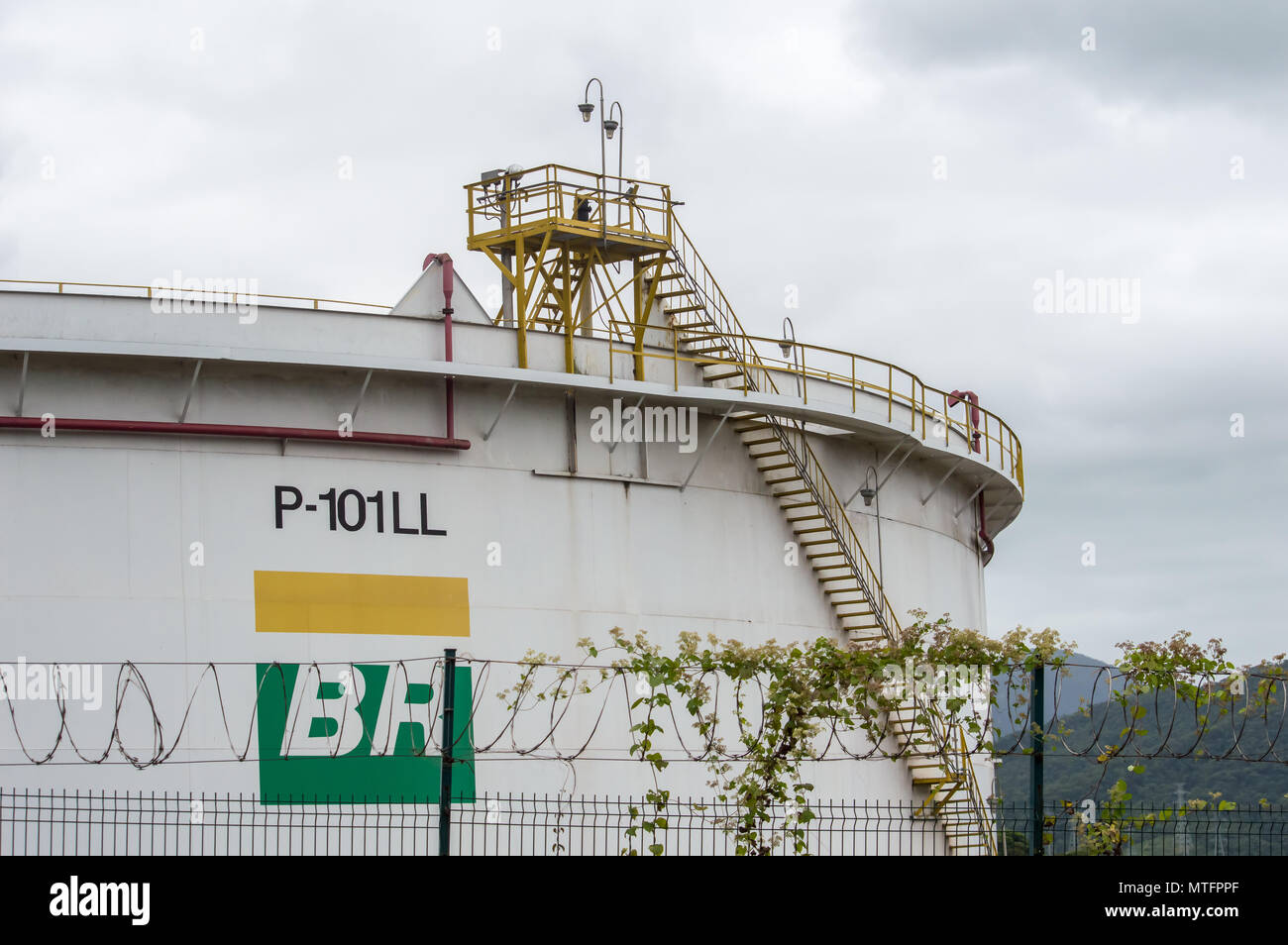 São Paulo, SP/ Brésil - 12 mai 2018 : réservoir d'huile dans l'Immense raffinerie Petrobras Presidente Bernardes (RPBC) Banque D'Images