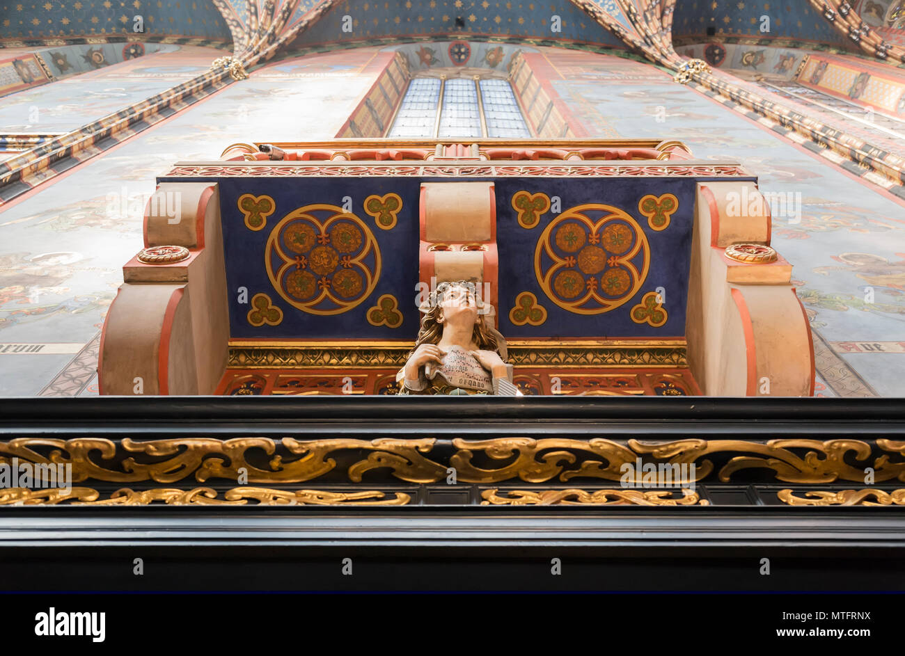 Balcon et kariotida dans l'église Sainte Marie de Cracovie. Pologne Banque D'Images