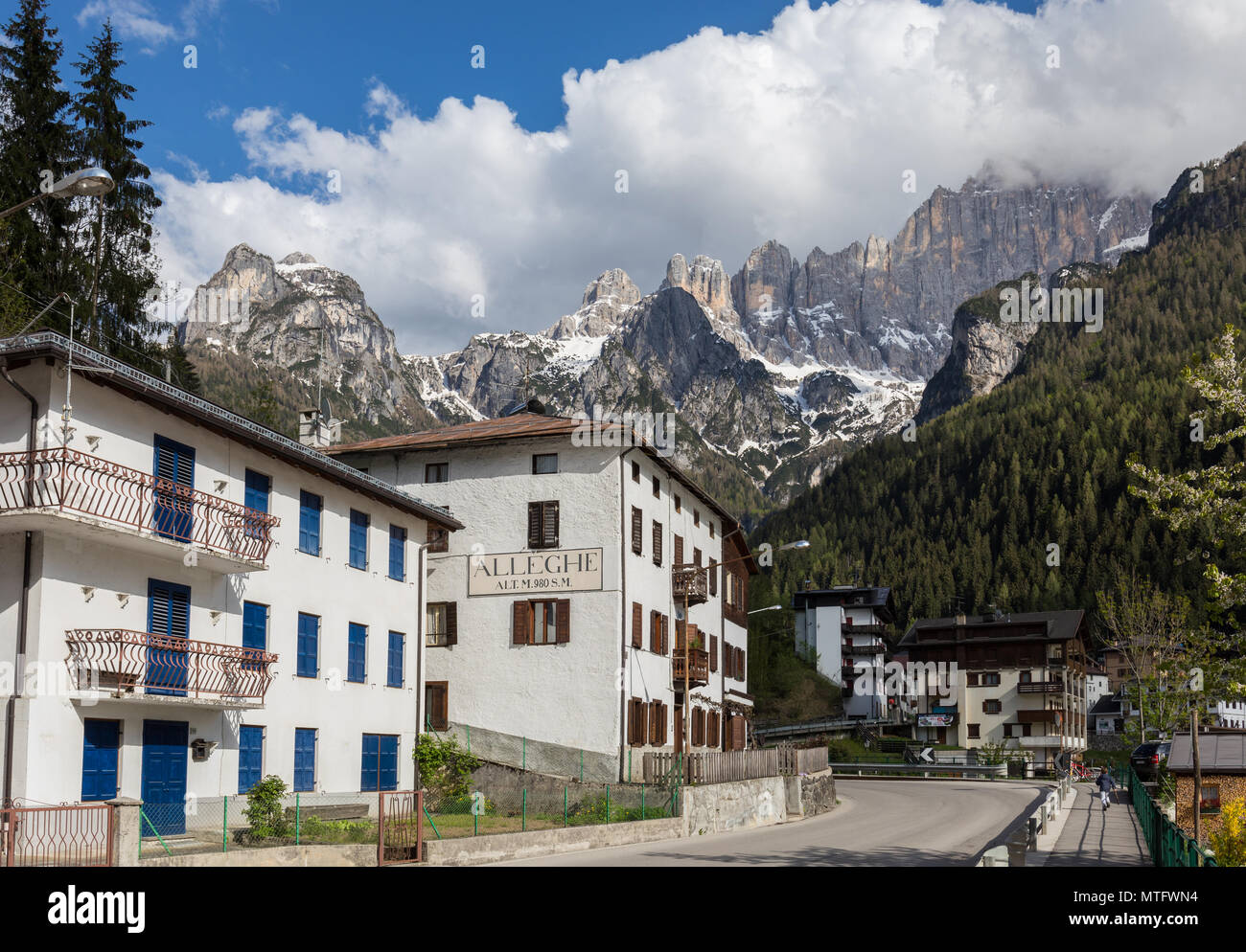 Village italien Alleghe et montagne Civetta en arrière-plan, Dolomites, Italie Banque D'Images
