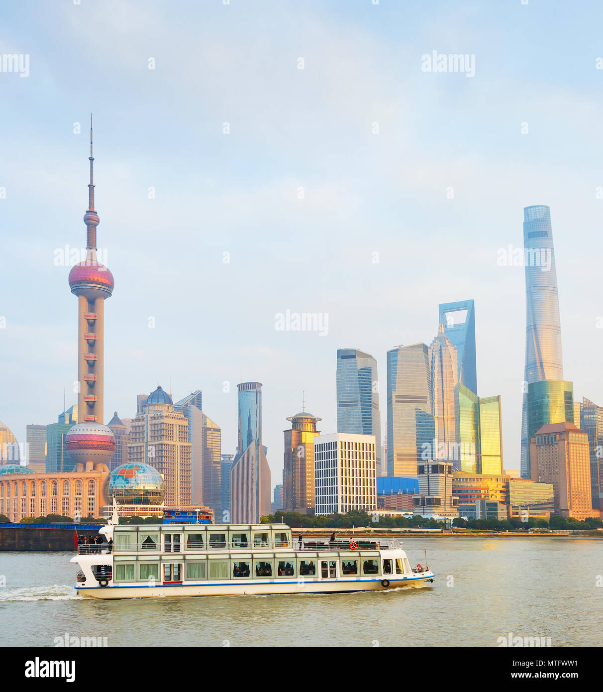 Les passagers bateau sur une rivière en face de centre-ville de Shanghai. Chine Banque D'Images