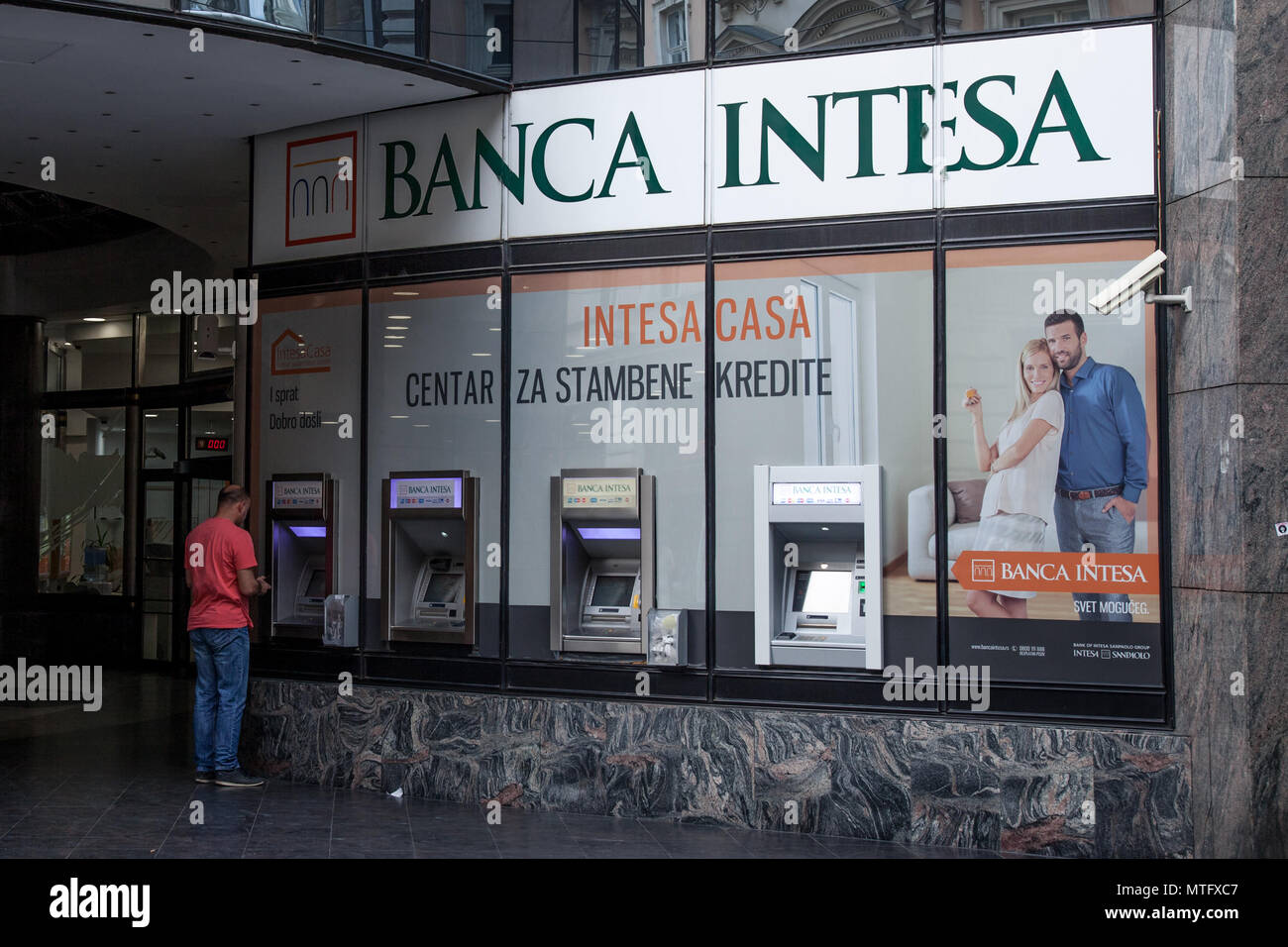 BELGRADE, SERBIE - juin 2, 2017 : Banca Intesa logo sur leur distributeur  automatique de Belgrade. Intesa Sanpaolo est l'une des plus grandes banque  de détail et commerciale italienne Photo Stock - Alamy