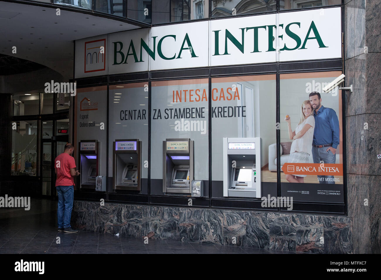BELGRADE, SERBIE - juin 2, 2017 : Banca Intesa logo sur leur distributeur automatique de Belgrade. Intesa Sanpaolo est l'une des plus grandes banque de détail et commerciale italienne Banque D'Images